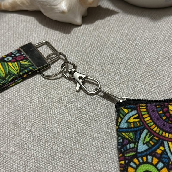 Free With $25 Purchase-Mini Zip Wallet with Detachable Key Chain-Floral-EUC - Picture 4 of 9